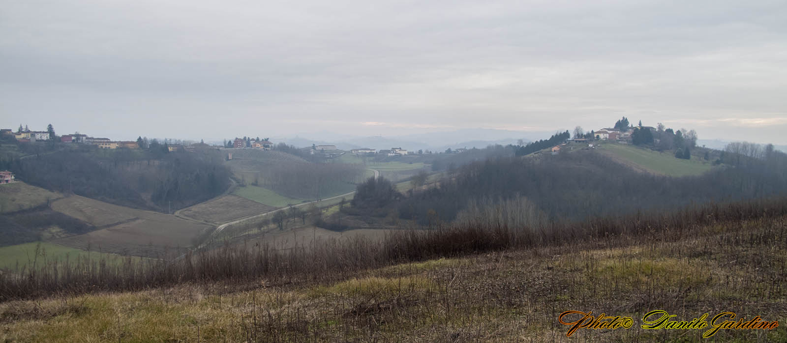 Giro nelle valli di Mongardino e Vigliano Guardando%20verso%20Costigliole-44.840861,8.226216