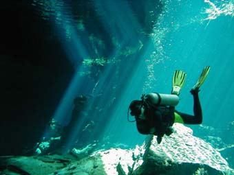 Subaqueo in un Cenotes
